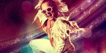 Taron Egerton constrói um Elton John ao mesmo tempo irritante e adorável. Imagem: Divulgação.