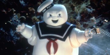 O monstro de marshmallow gigante caminha por Nova York, em uma das cenas mais famosas de Os Caça-Fantasmas. Imagem: Reprodução.