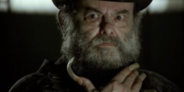 O cineasta José Mojica Marins como o personagem Zé do Caixão, no filme 'Encarnação do Demônio'. Imagem: Reprodução.