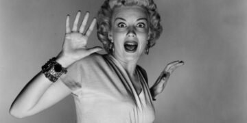 A atriz Kathleen Hughes em uma peça de divulgação do filme 'A ameaça que veio do espaço' (1953). Imagem: Reprodução.