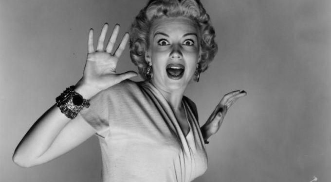 A atriz Kathleen Hughes em uma peça de divulgação do filme 'A ameaça que veio do espaço' (1953). Imagem: Reprodução.