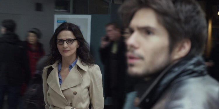 No mundo real, Claire (Juliette Binoche) é invisível para Alex (François Civil). Imagem: Divulgação.