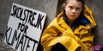 Greta com o cartaz  em que se lê"Skolstrejk för klimatet" (em sueco, "greve escolar pelo clima"): representatividade para as novas gerações. Imagem: Reprodução.