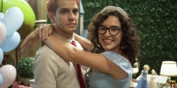 Victor Lamoglia e Kéfera Buchmann são os protagonistas de "Ninguém Tá Olhando", nova série brasileira da Netflix. Imagem: Divulgação