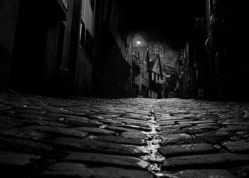 Uma rua escura. Imagem: Sebastien Wautie / Reprodução.