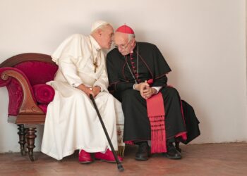 Anthony Hopkins é o papa Bento XVI e Jonathan Pryce vive Francisco. Imagem: Divulgação.