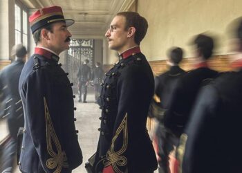 Picquart (Jean Dujardin) e Dreyfus (Louis Garrel) no filme que reconstitui uma história que dividiu a França. Imagem: Divulgação.