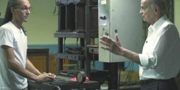 Drauzio Varella com a transexual Suzy. Imagem: Reprodução.