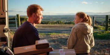 Ricky (Kris Hitchen) e a filha Liza (Katie Proctor): promessa fictícia de flexibilidade e enriquecimento. Imagem: Divulgação.