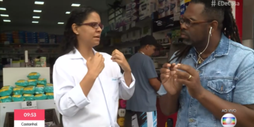 Repórter Manoel Soares entrevista médica no 'É de casa'. Imagem: Reprodução.