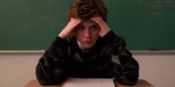 A protagonista Sydney Novak (Sophia Lillis): rotina conturbada e poderes inexplicáveis. Imagem: Divulgação/Netflix.