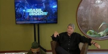 José Luiz Datena apresenta o Brasil Urgente de sua casa. Imagem: Reprodução.