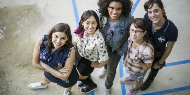 Keyla (Gabriela Medvedovski), Tina (Ana Hikari),  Ellen (Heslaine Vieira), Benê (Daphne Bozaski) e Lica (Manoela Aliperti) são as protagonistas de 'Viva a Diferença'. A novela, vencedora do Emmy, está de volta à programação da Globo. Imagem: Divulgação/Rede Globo