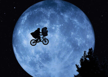 'E.T. - O Extraterrestre' discute a vulnerabilidade das crianças em um mundo cruel de adultos. Imagem: Divulgação.