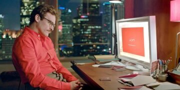 Theodore (Joaquin Phoenix), o protagonista, apaixona-se pela voz vinda de um sistema operacional. Imagem: Divulgação.