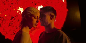 Ema (Mariana Di Girolamo) e Gastón (Gael García Bernal): relacionamento tenso em meio a exuberância visual e sonora. Imagem: Divulgação.