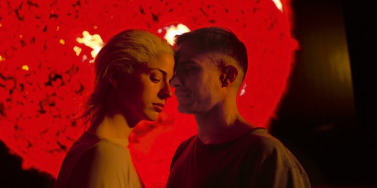 Ema (Mariana Di Girolamo) e Gastón (Gael García Bernal): relacionamento tenso em meio a exuberância visual e sonora. Imagem: Divulgação.