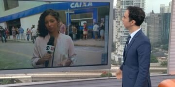 Repórter ao vivo tem sua transmissão invadida por protestantes na Globo. Imagem: Reprodução.