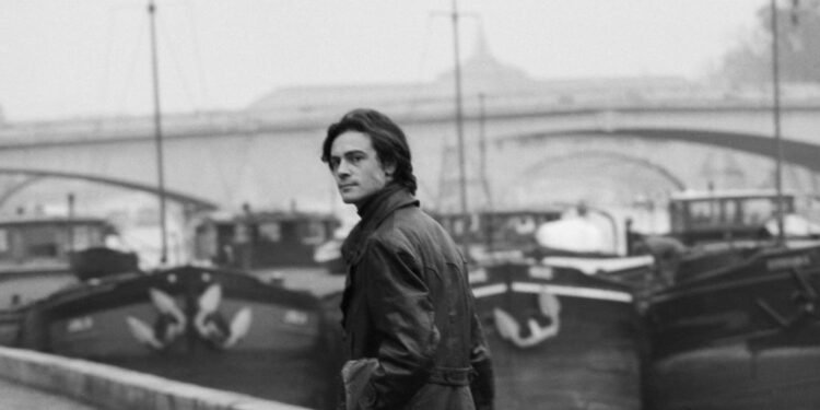 Patrick Modiano durante os anos 1960, em Paris. Foto: Reprodução.