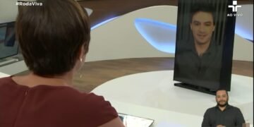 Felipe Neto é recepcionado por Vera Magalhães no 'Roda Viva'. Imagem: Reprodução.