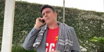 Marcelo Adnet brilha nas performances políticas em 'Sinta-se em casa'. Imagem: Reprodução.