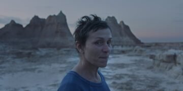 Frances MCDormand vive uma mulher ao mesmo tempo comum e extraordinária em 'Nomadland'