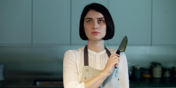 A atriz Eve Hewson vive a enigmática e tempestuosa Adele em 'Por Trás de Seus Olhos'
