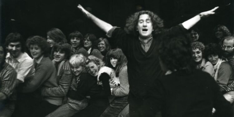Augusto Boal apresenta o Teatro do Oprimido em Paris, na França