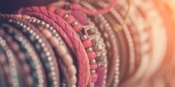 "Cinco meninas, várias pulseiras e um nerd barbado", crônica de Henrique Fendrich.