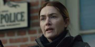 Kate Winslet vive a detetive Mare, que precisa lidar com um caso de assassinato e muito mais na cidade de Easttown. Imagem: Reprodução.
