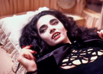 A roqueira e vampira Natasha, interpretada por Claudia Ohana, foi um dos destaques de "Vamp", que completa 30 anos. Imagem: TV Globo.