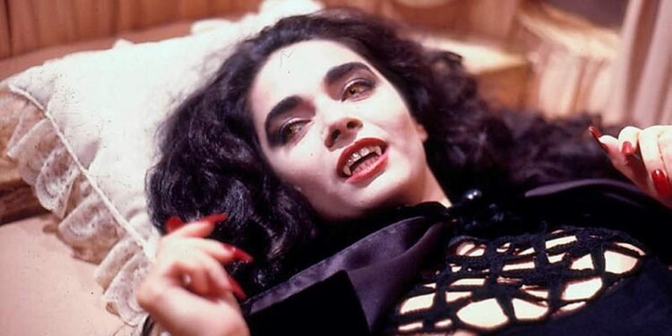 A roqueira e vampira Natasha, interpretada por Claudia Ohana, foi um dos destaques de "Vamp", que completa 30 anos. Imagem: TV Globo.