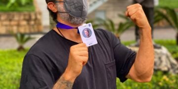 Marcos Mion com crachá da Globo