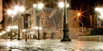 "Passeio noturno pela Rua XV", crônica de Paulo Camargo.