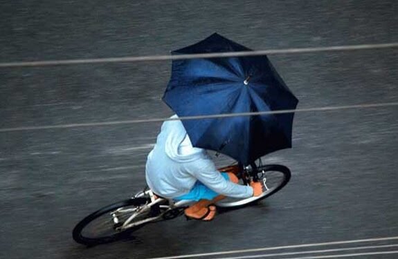 "Pedalando na chuva", crônica de Henrique Fendrich.