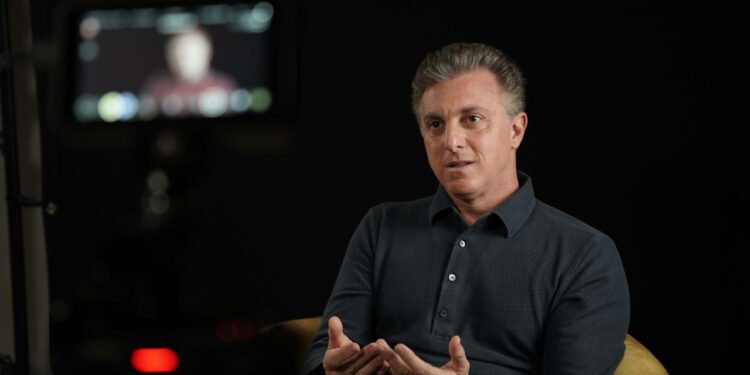 Luciano Huck em cena no documentário 'Domingão com Huck - A História da História'. Imagem: Reprodução.