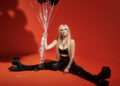 'Love Sux', novo álbum de Avril Lavigne, é pop punk empoeirado