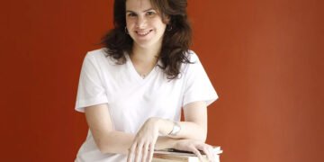 'Os Coadjuvantes', de Clara Drummond, é um petardo ácido sobre as elites brasileiras