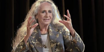 A voz de Bethânia domina 'Maria – Ninguém Sabe Quem Sou Eu'