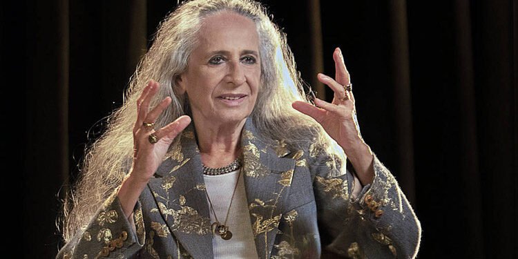 A voz de Bethânia domina 'Maria – Ninguém Sabe Quem Sou Eu'