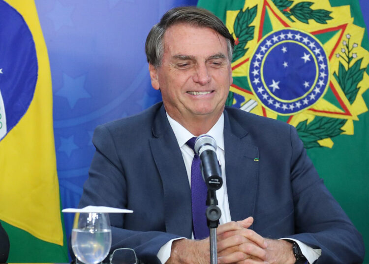 Bolsonaro usa programa de governo para prestar contas e evita fazer propostas concretas