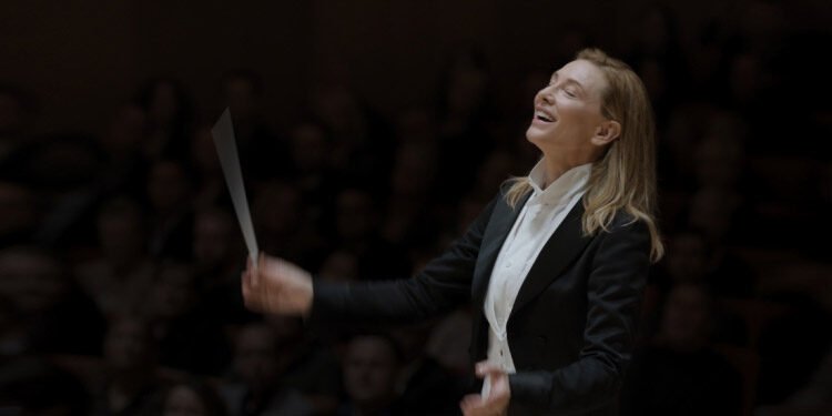 O perturbador 'Tár' traz desempenho magistral de Cate Blanchett