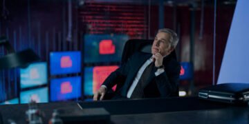 'O Consultor' é uma comédia de suspense que fica no meio do caminho