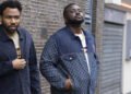 Donald Glover e Brian Tyree Henry caminhando