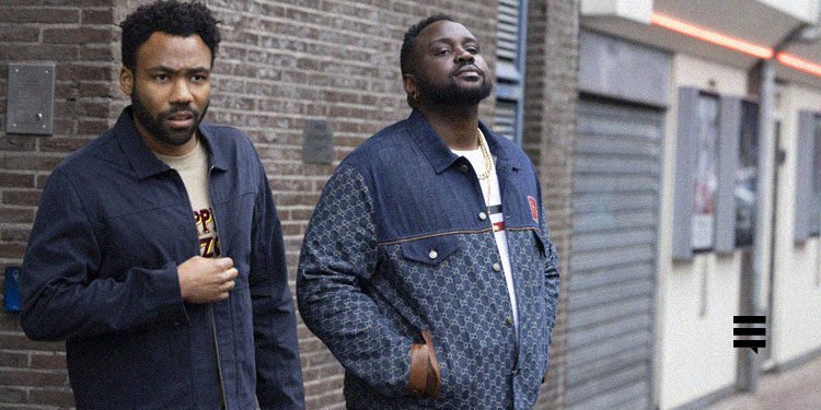 Donald Glover e Brian Tyree Henry caminhando