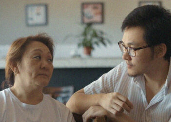 O diretor Marcos Yoshi com sua mãe