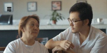 O diretor Marcos Yoshi com sua mãe