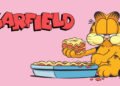 Gato laranja, com listras pretas, com um pedaço de lasanha na mão. À sua frente, uma tigela com mais lasanha. O fundo é rosa e no alto à esquerda se lê "Garfield".