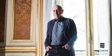 O antropólogo cultural Néstor García Canclini. Ele está de pé, com as mãos no bolso de uma calça jeans escura. Ele usa camisa social azul clara e blazer azul escuro. Mantém um semblante alegre.