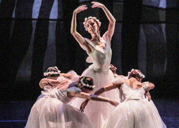 Remontagem de Ana Botafogo, 'Les Sylphides (Chopiniana)' evoca a era romântica da dança clássica. Imagem: Charles Lima/Divulgação.